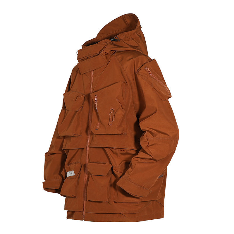 Man med huva och tredimensionell jacka med flera fickor