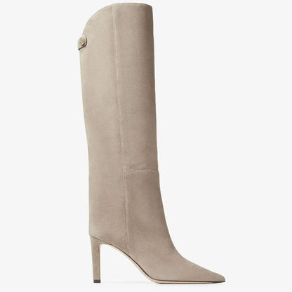 Enkla europeiska och amerikanska stilar med spetsiga raka stilettkängor på catwalken