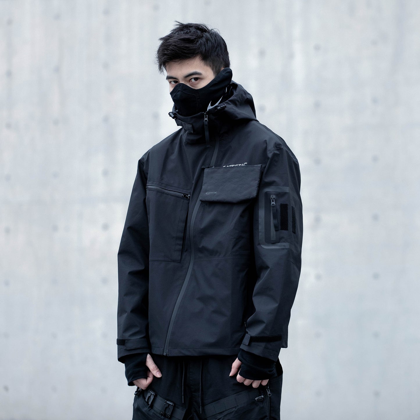 Lutande dragkedja med huva, man