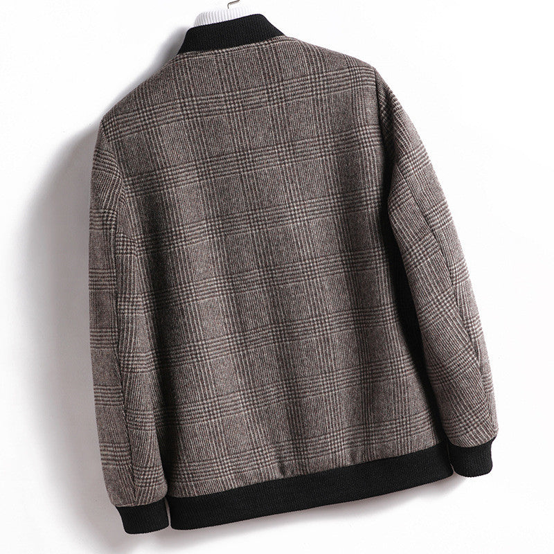 Avslappnad ung brittisk skola som övervinner rutig ulljacka