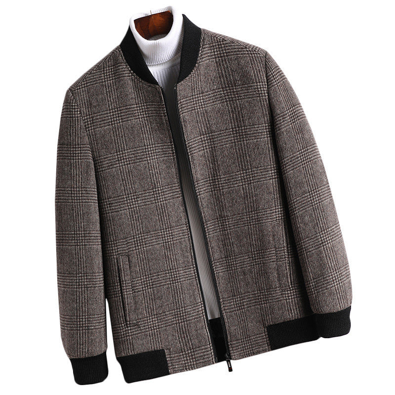 Avslappnad ung brittisk skola som övervinner rutig ulljacka