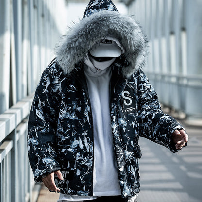 Lös hiphop-modell i blå kamouflagemönster