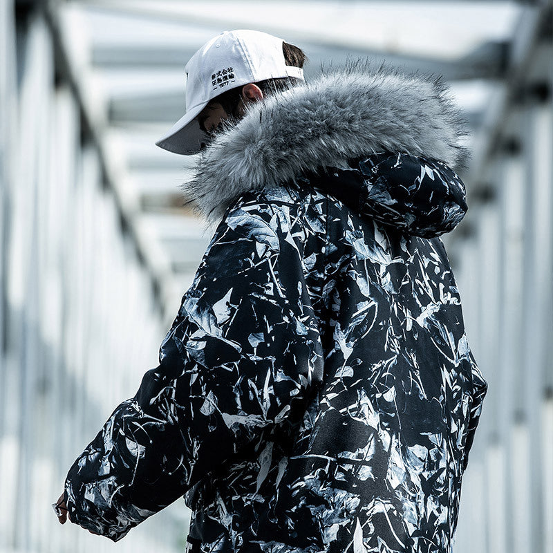 Lös hiphop-modell i blå kamouflagemönster