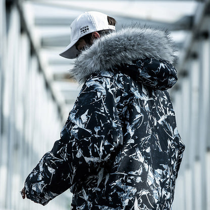 Lös hiphop-modell i blå kamouflagemönster