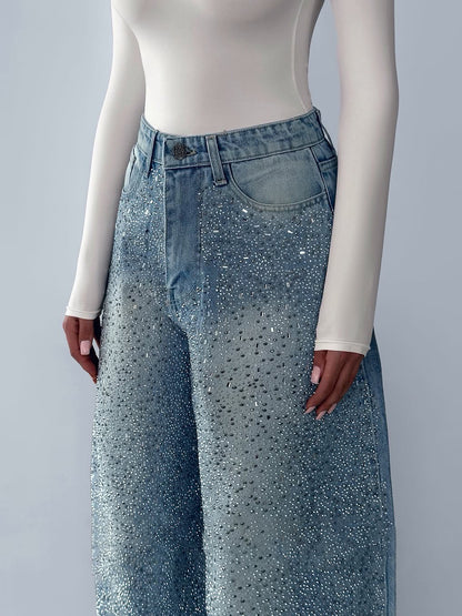 Oregelbundna jeans med strass