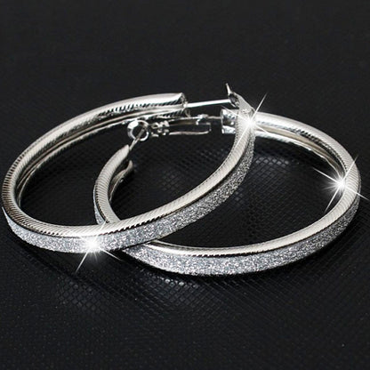 Enkla, frostade örhängen med stora cirklar för kvinnor