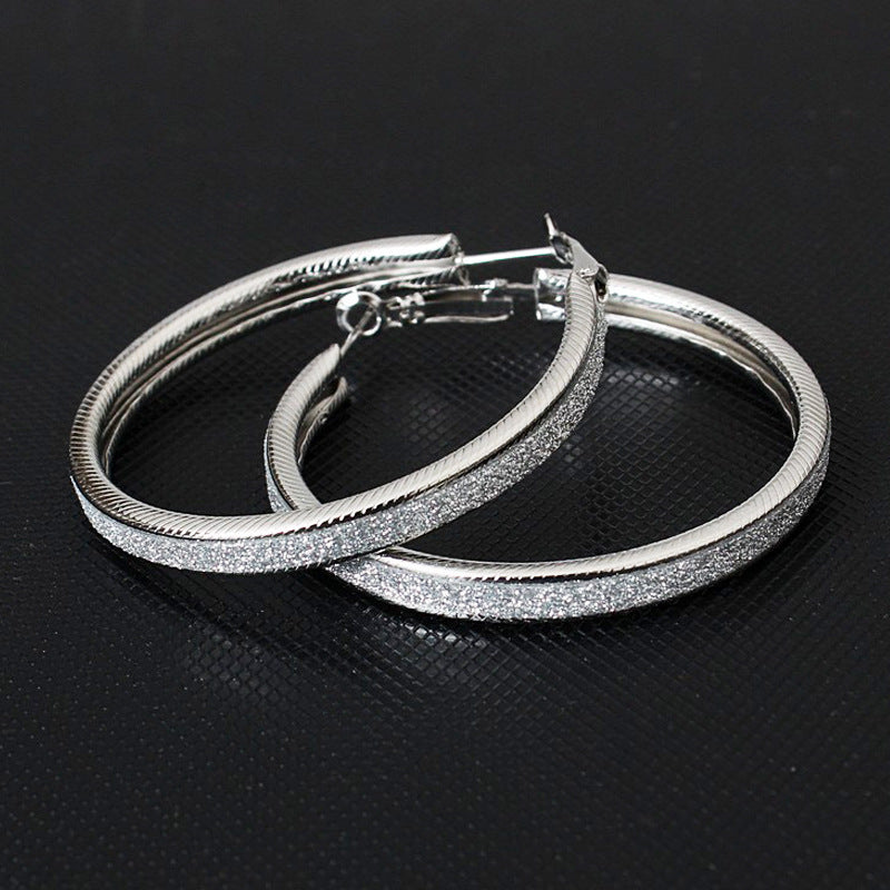 Enkla, frostade örhängen med stora cirklar för kvinnor