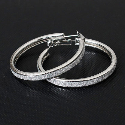 Enkla, frostade örhängen med stora cirklar för kvinnor