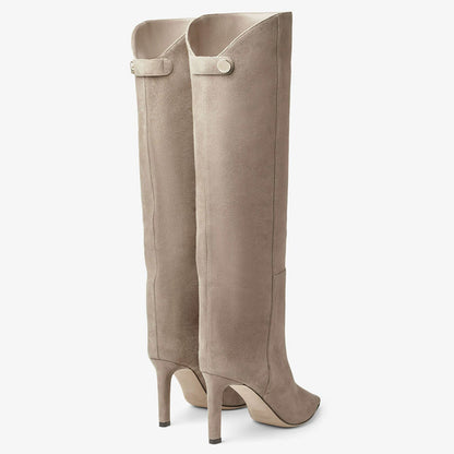 Enkla europeiska och amerikanska stilar med spetsiga raka stilettkängor på catwalken