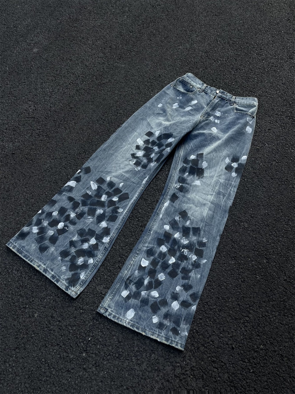 Lätt utsvängda jeans med vida ben, lösa herrbyxor