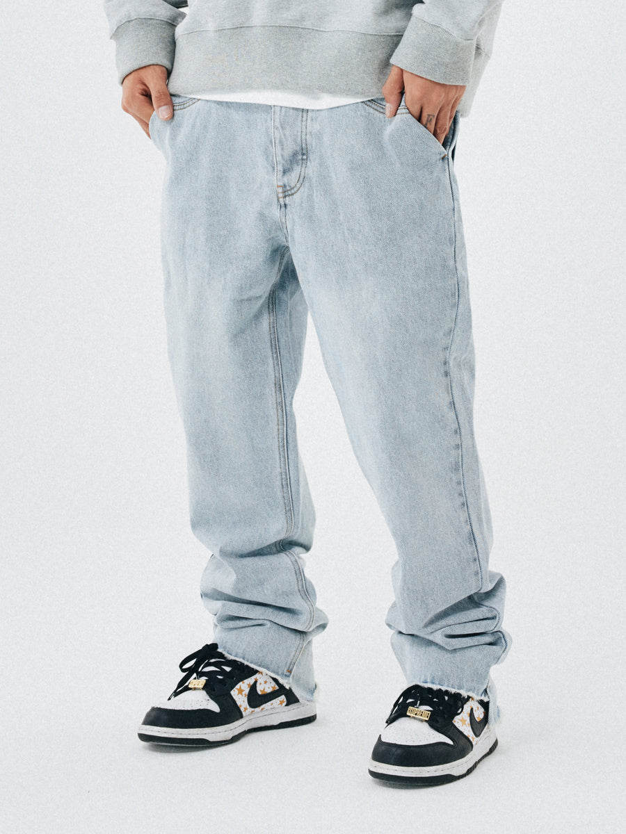 Herrjeans med raka ben och råa kanter i lös passform