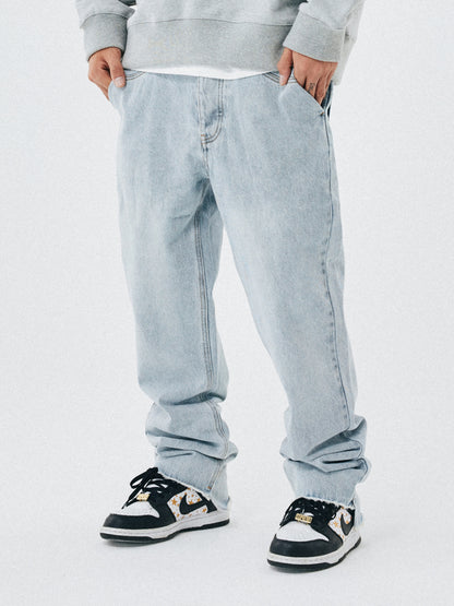 Herrjeans med raka ben och råa kanter i lös passform