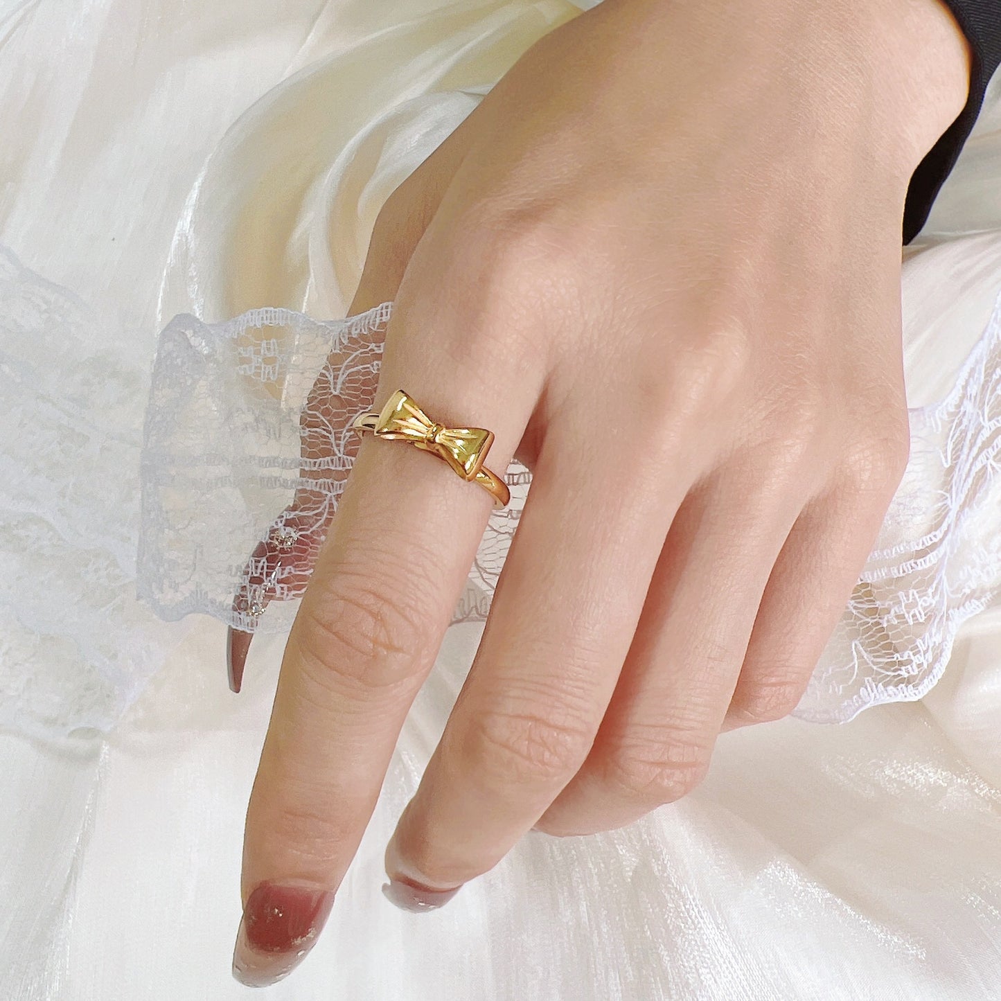 Japansk och koreansk design med utsökt rosett i 18K guld, ny ring