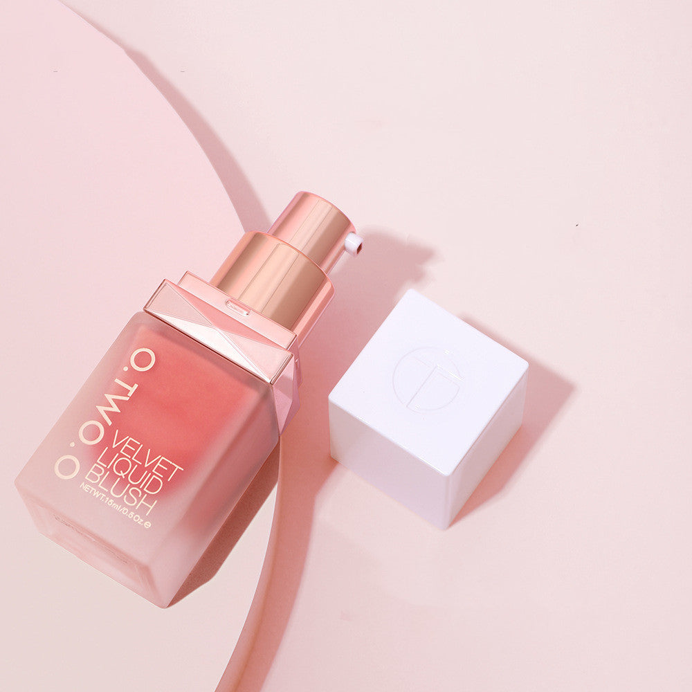 Naturlig bländande flytande rouge som varar, matt, silkeslen och delikat