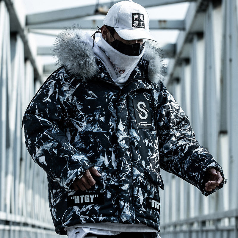 Lös hiphop-modell i blå kamouflagemönster