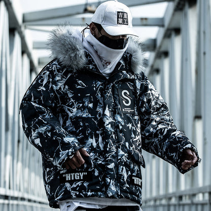 Lös hiphop-modell i blå kamouflagemönster