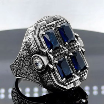 Personlig retro totemring med snidat mönster