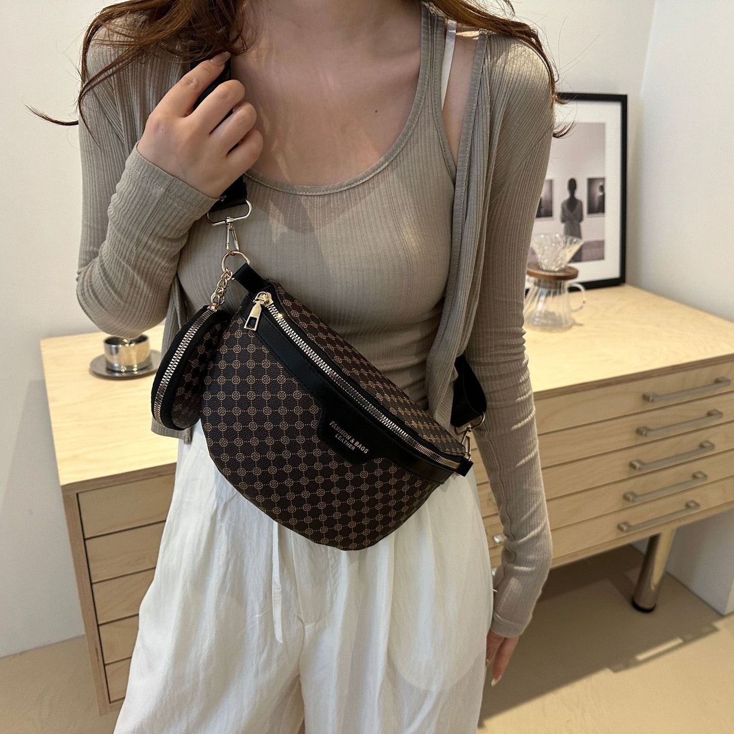 Bärbar crossbody i europeisk och amerikansk stil med personlighet, retrotryck