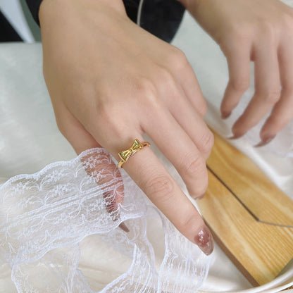 Japansk och koreansk design med utsökt rosett i 18K guld, ny ring