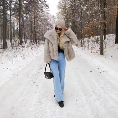 Fluffig jacka i fuskpäls för kvinnor