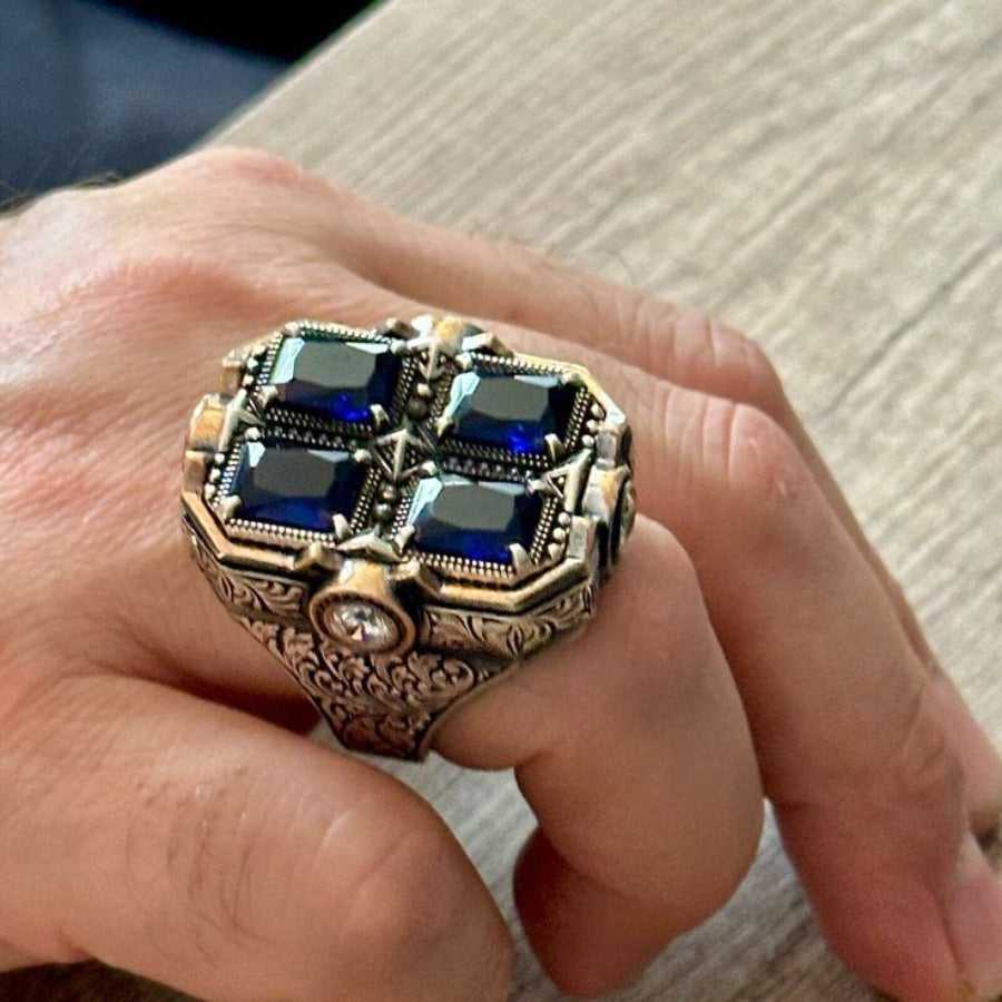 Personlig retro totemring med snidat mönster