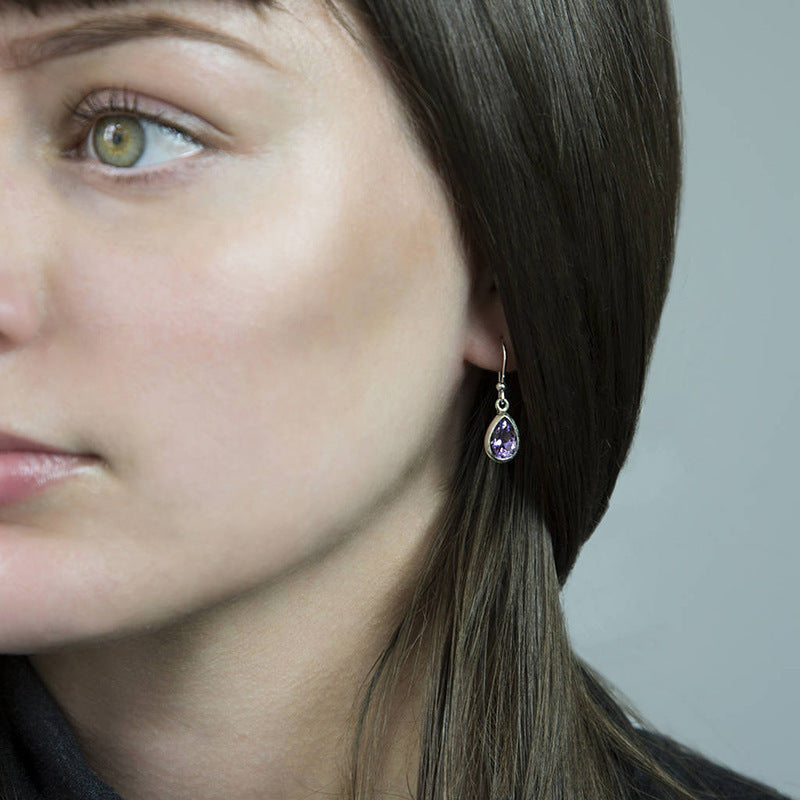 Elegant dam i urbant vitt halsband med vita örhängen