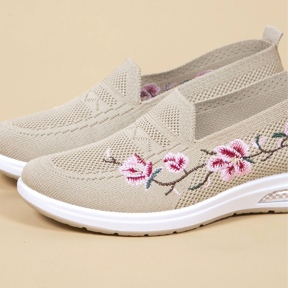 Damskor med andningsfunktion och mjuka sulor, moderiktiga broderier