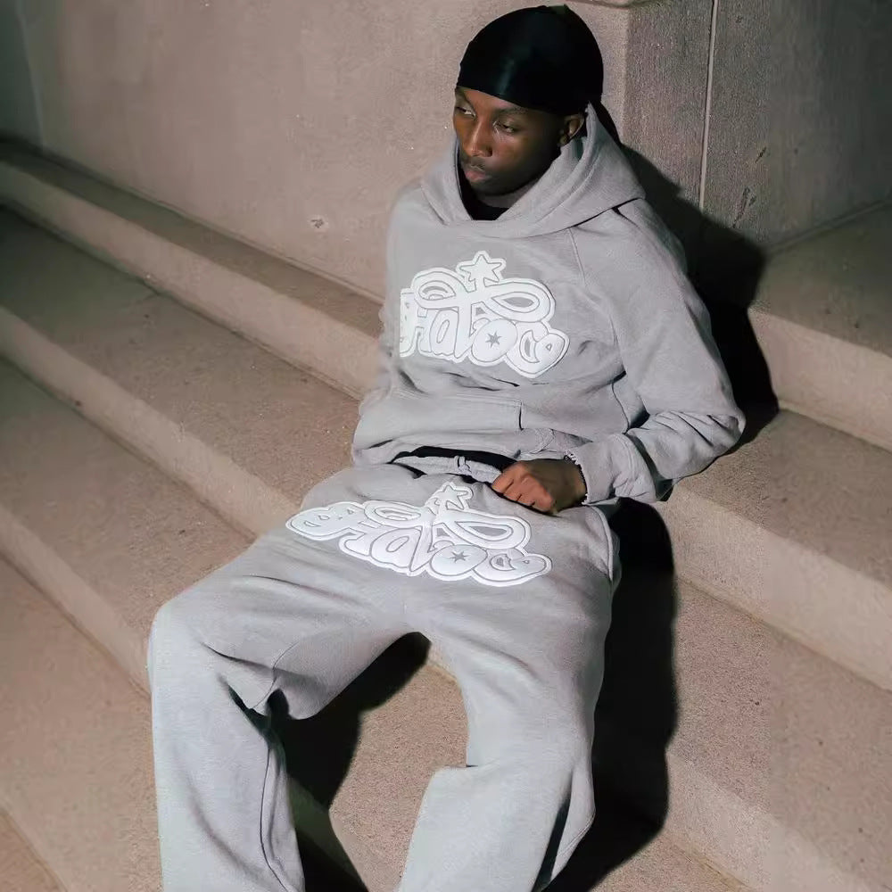 Stilig man enfärgad huvtröja med bokstavstryck