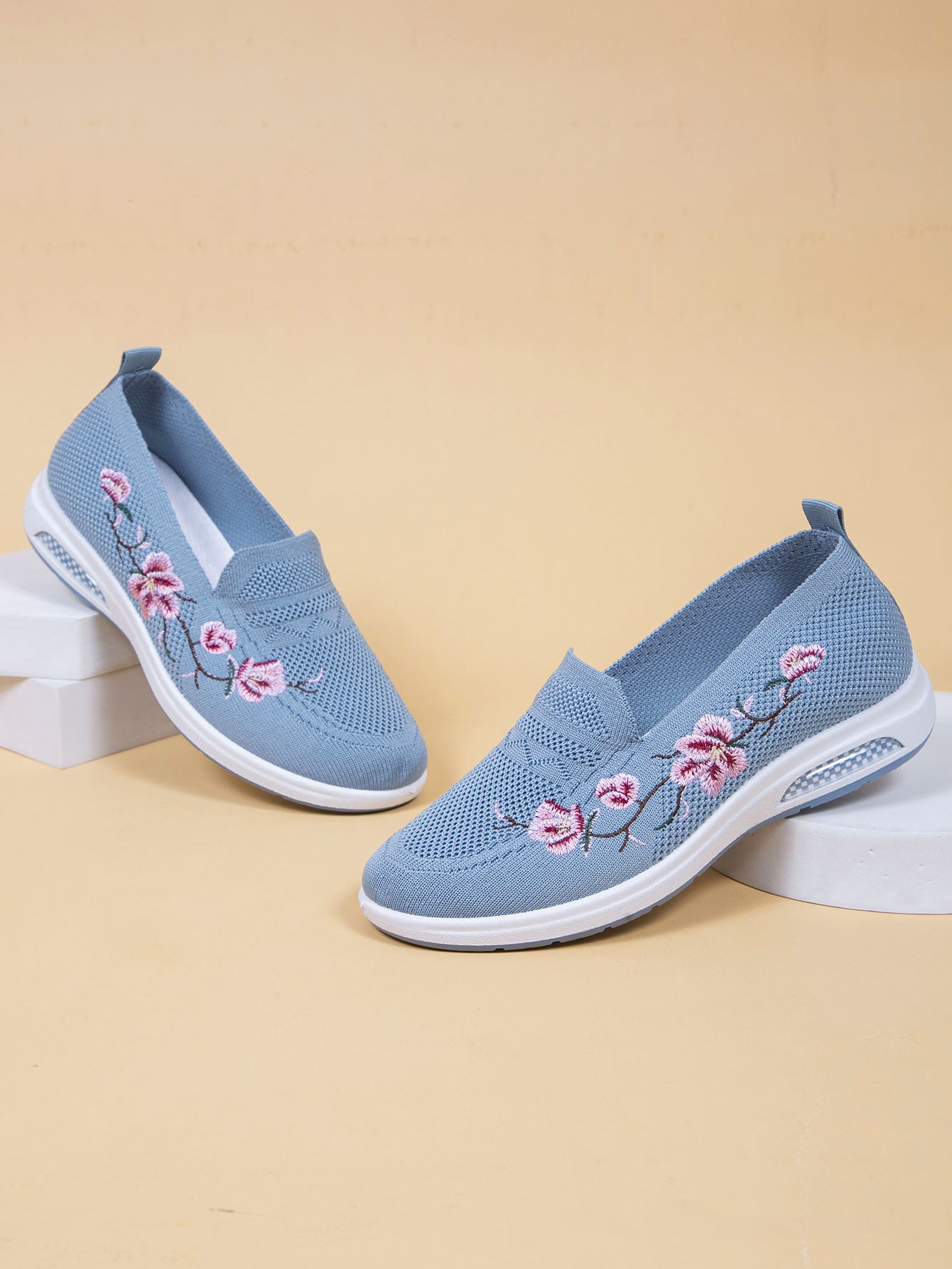 Damskor med andningsfunktion och mjuka sulor, moderiktiga broderier