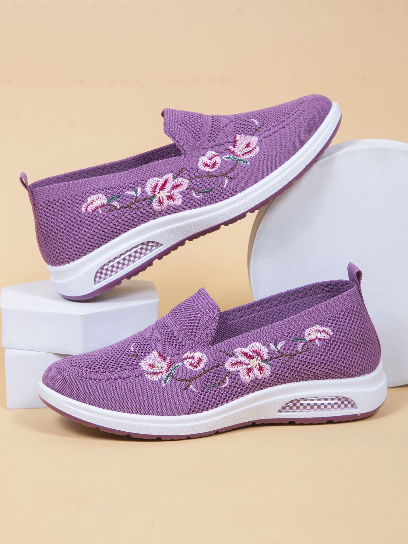 Damskor med andningsfunktion och mjuka sulor, moderiktiga broderier