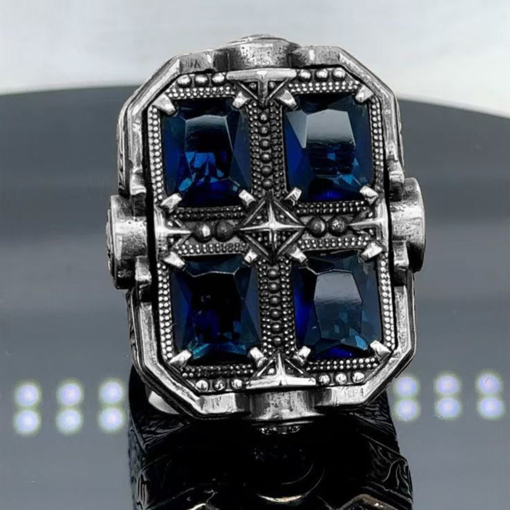 Personlig retro totemring med snidat mönster