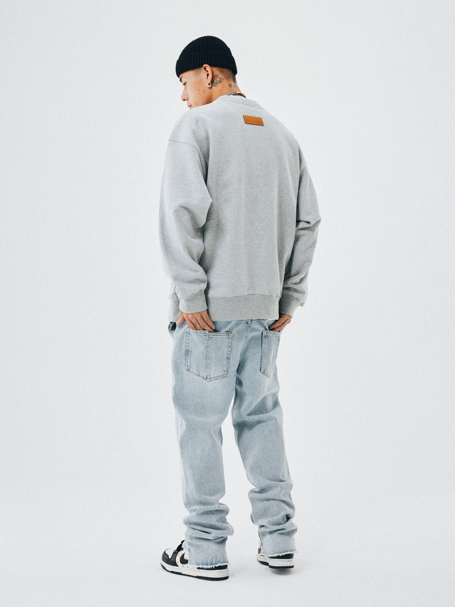 Herrjeans med raka ben och råa kanter i lös passform