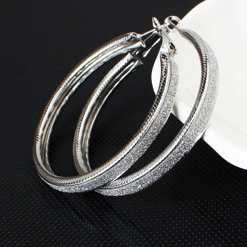 Enkla, frostade örhängen med stora cirklar för kvinnor