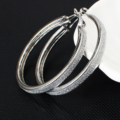 Enkla, frostade örhängen med stora cirklar för kvinnor