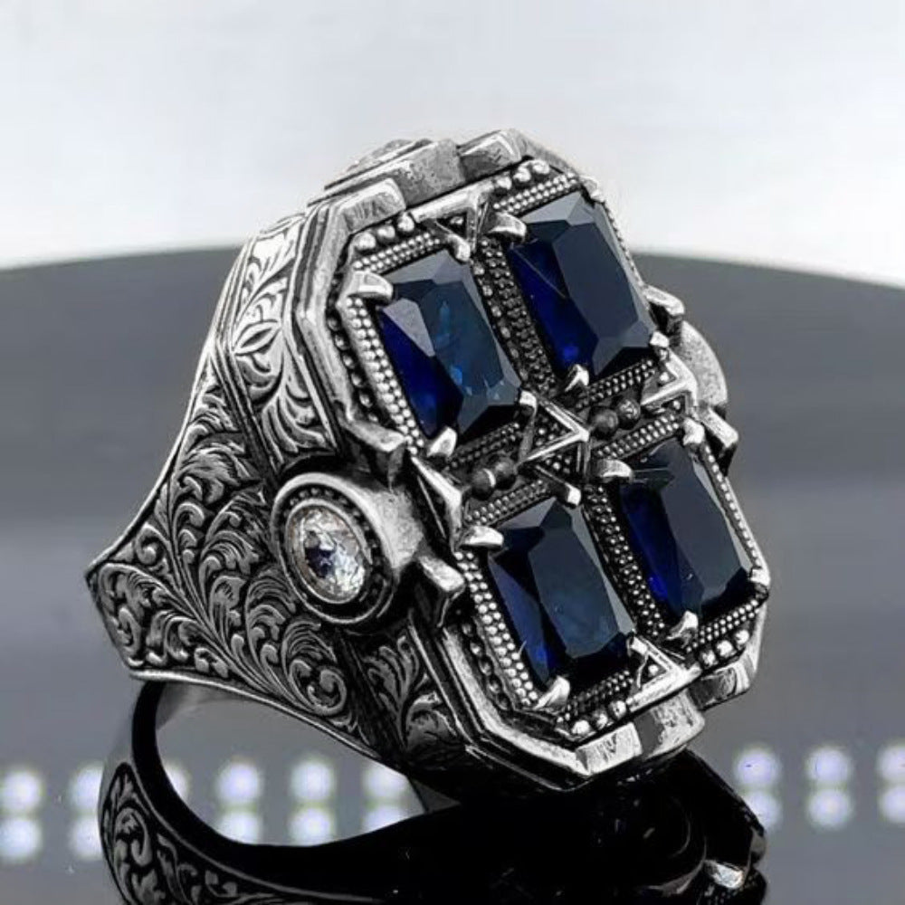 Personlig retro totemring med snidat mönster