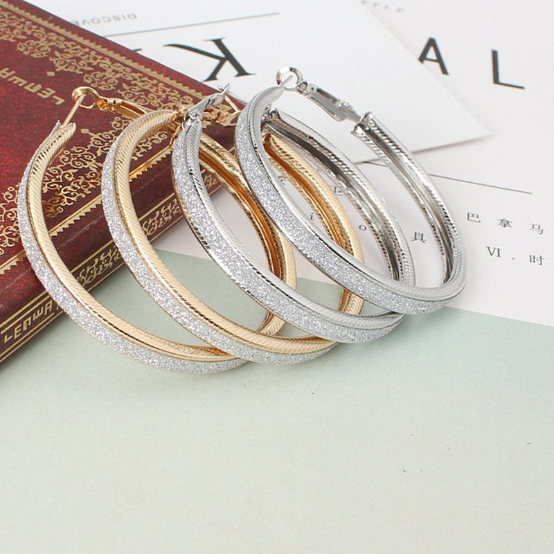 Enkla, frostade örhängen med stora cirklar för kvinnor