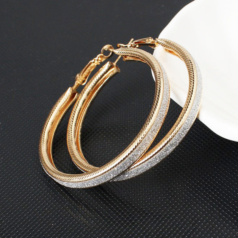 Enkla, frostade örhängen med stora cirklar för kvinnor