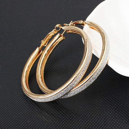 Enkla, frostade örhängen med stora cirklar för kvinnor