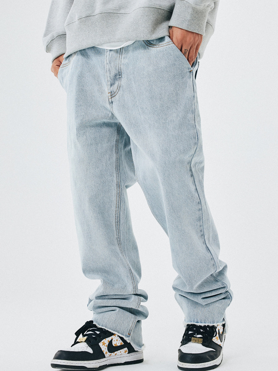 Herrjeans med raka ben och råa kanter i lös passform