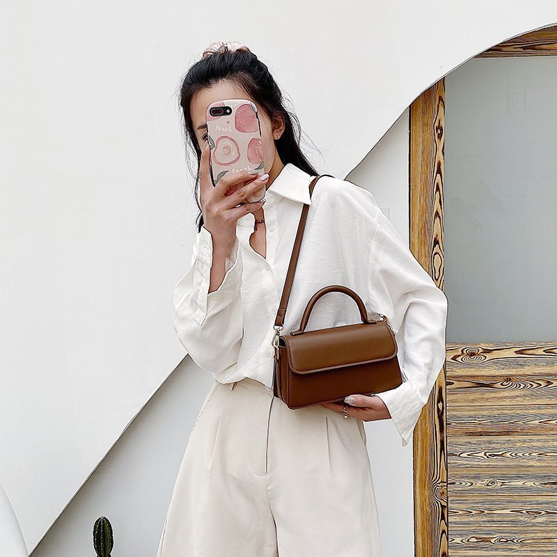 Retro texturerad enfärgad enkel handhållen mångsidig axelväska