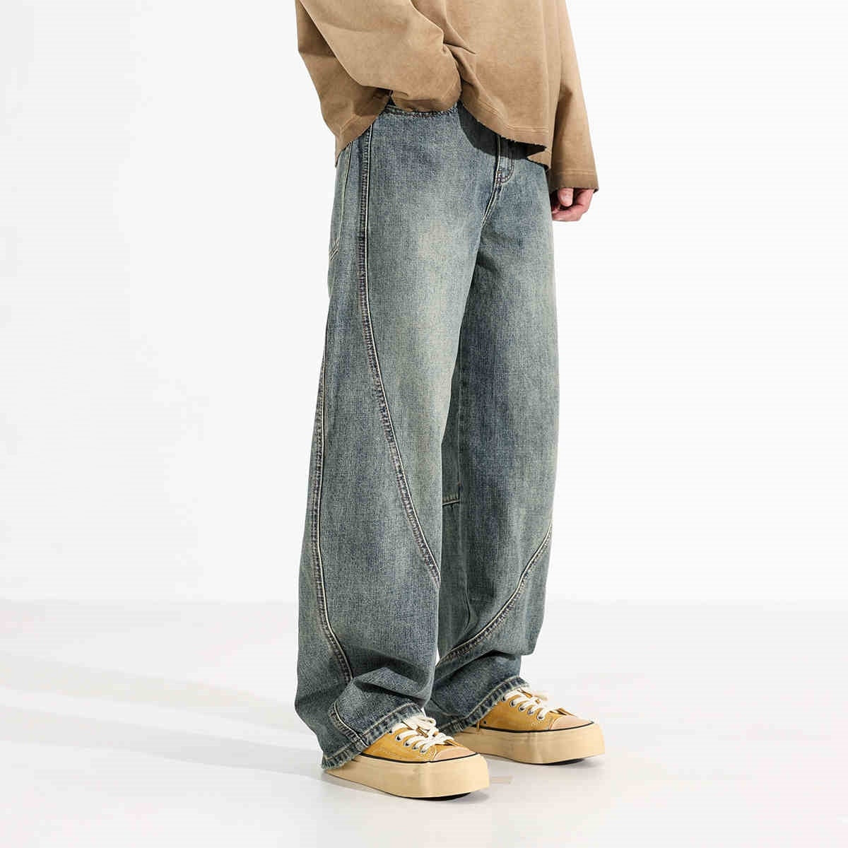 Herrjeans med vida ben och slitna detaljer