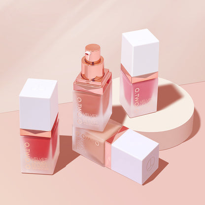 Naturlig bländande flytande rouge som varar, matt, silkeslen och delikat