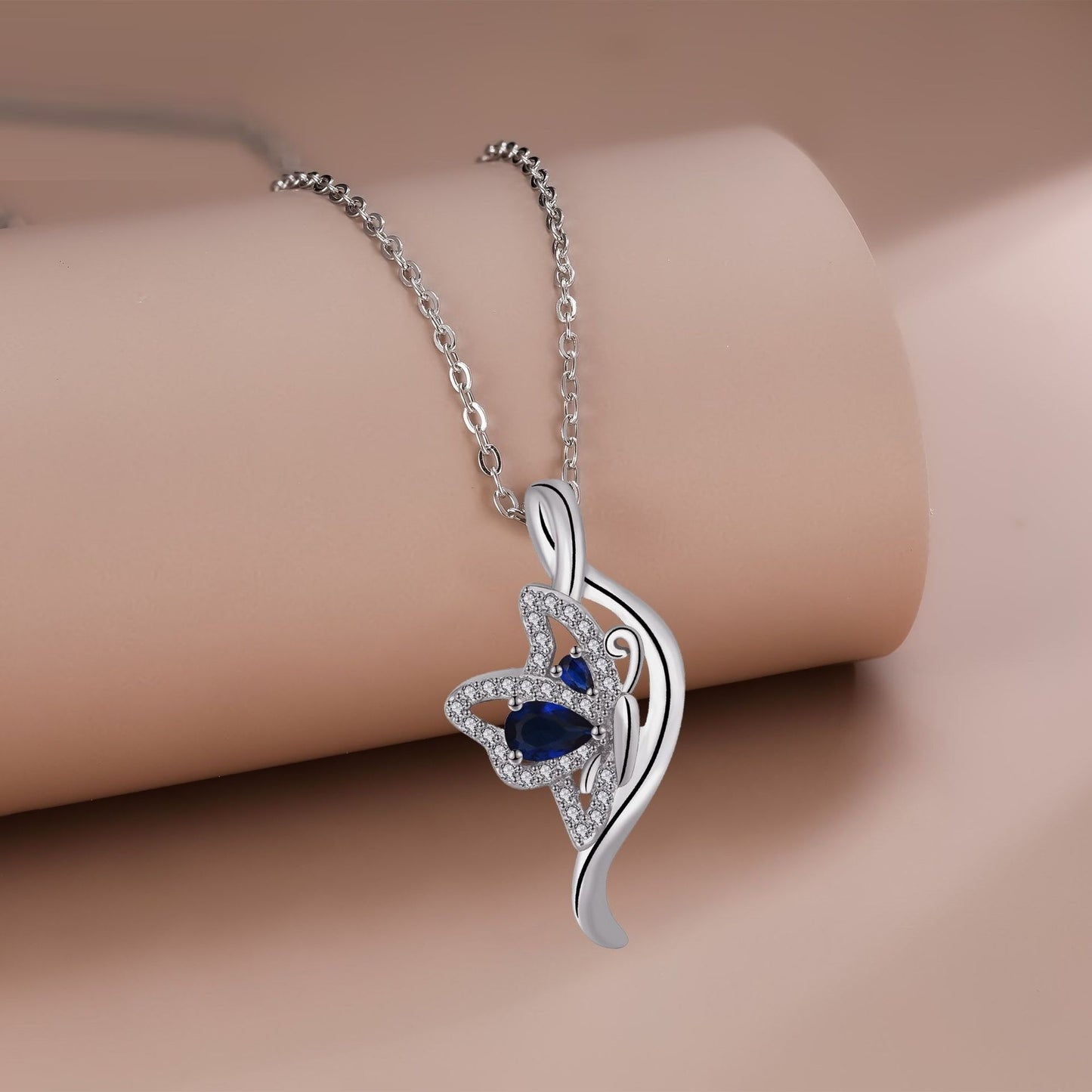 Moderiktigt exklusivt obegränsat fjärilshalsband med kvinnligt temperament