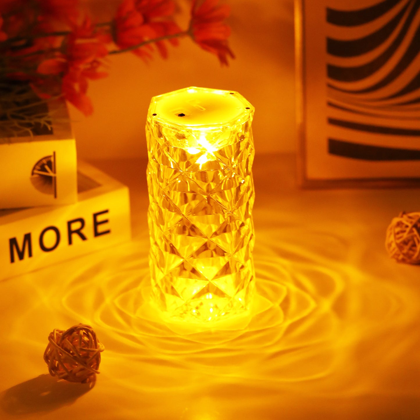 Bordlampa i klar akrylkristall med rosenblad