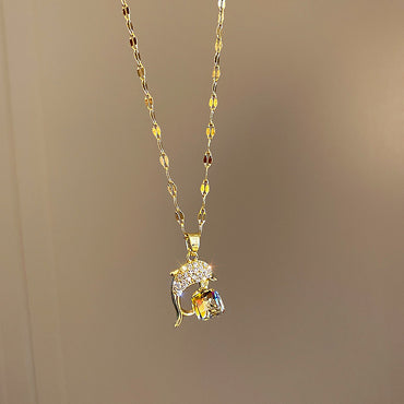 Halsband med förgyllt rostfritt stål och färgglada kristaller i kubform för kvinnor